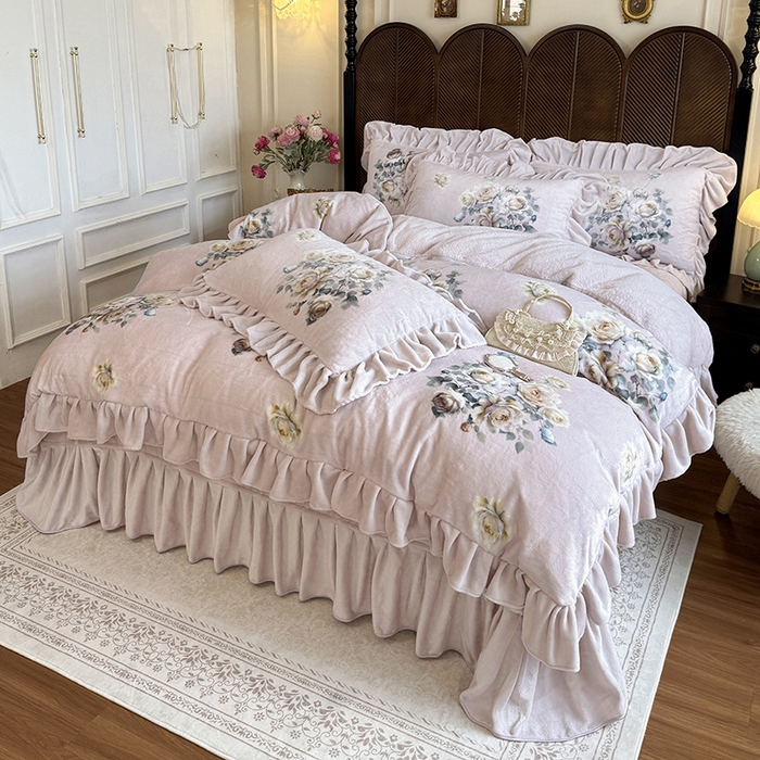 91家纺网 家纺一手货源 找家纺 宜凡家纺 2025新款牛奶绒5D数码印花床盖四件套 浮香如梦 浅卡其