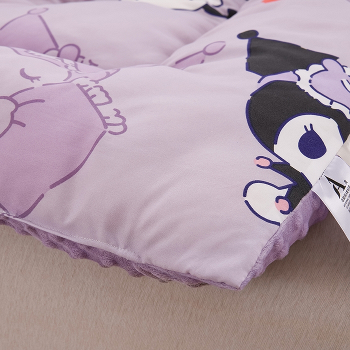 91家纺网 家纺一手货源 找家纺 艾兜坊 2025新款三丽鸥水洗棉3D豆豆被 被子被芯 幻影库洛米