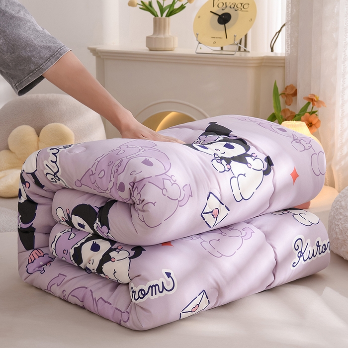 91家纺网 家纺一手货源 找家纺 艾兜坊 2025新款三丽鸥水洗棉3D豆豆被 被子被芯 幻影库洛米