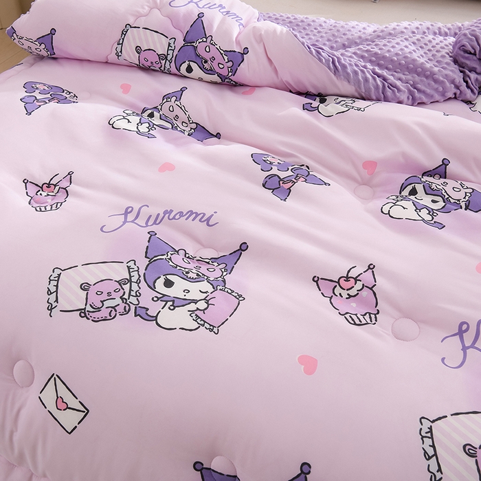 91家纺网 家纺一手货源 找家纺 艾兜坊 2025新款三丽鸥水洗棉3D豆豆被 被子被芯 樱桃库洛米