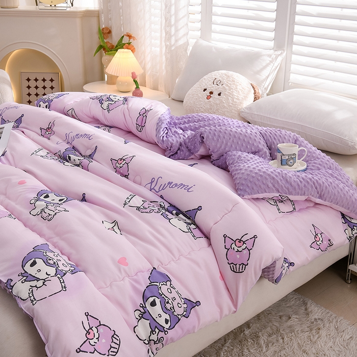 91家纺网 家纺一手货源 找家纺 艾兜坊 2025新款三丽鸥水洗棉3D豆豆被 被子被芯 樱桃库洛米