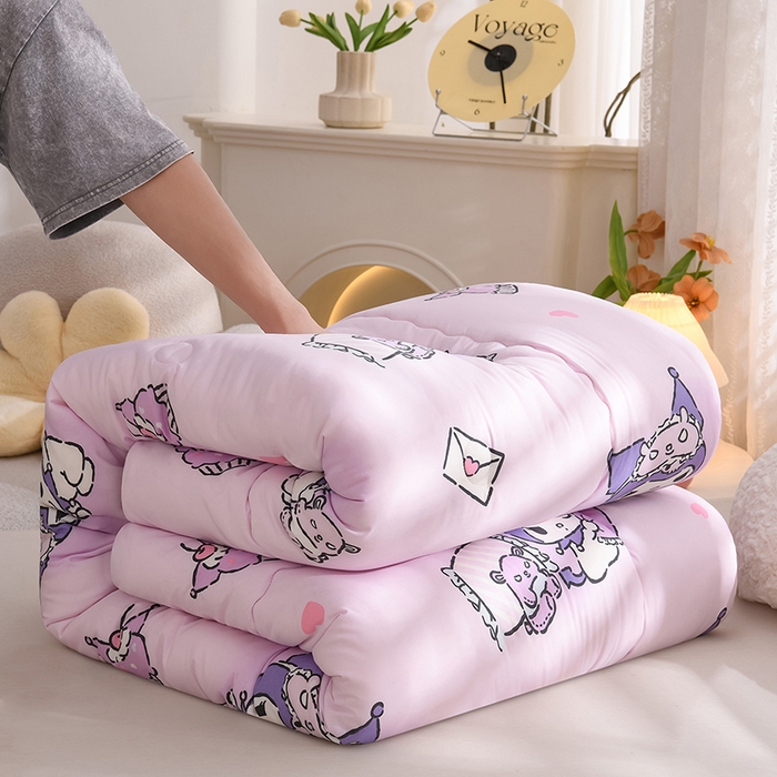 91家纺网 家纺一手货源 找家纺 艾兜坊 2025新款三丽鸥水洗棉3D豆豆被 被子被芯 樱桃库洛米