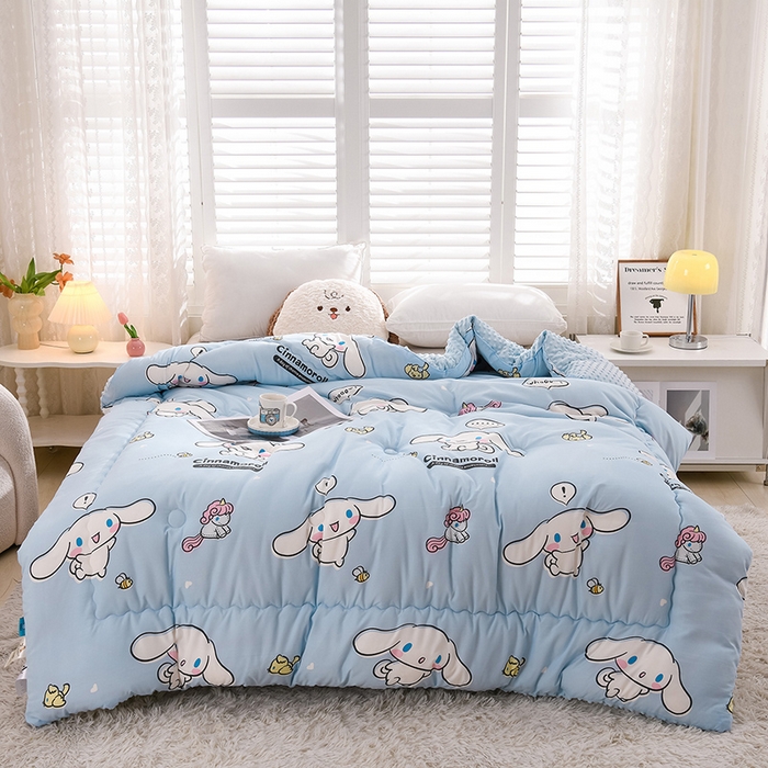 91家纺网 家纺一手货源 找家纺 艾兜坊 2025新款三丽鸥水洗棉3D豆豆被 被子被芯 木马玉桂狗