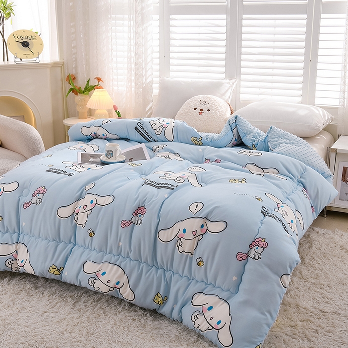 91家纺网 家纺一手货源 找家纺 艾兜坊 2025新款三丽鸥水洗棉3D豆豆被 被子被芯 木马玉桂狗