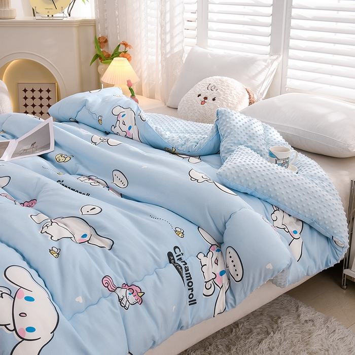 91家纺网 家纺一手货源 找家纺 艾兜坊 2025新款三丽鸥水洗棉3D豆豆被 被子被芯 木马玉桂狗