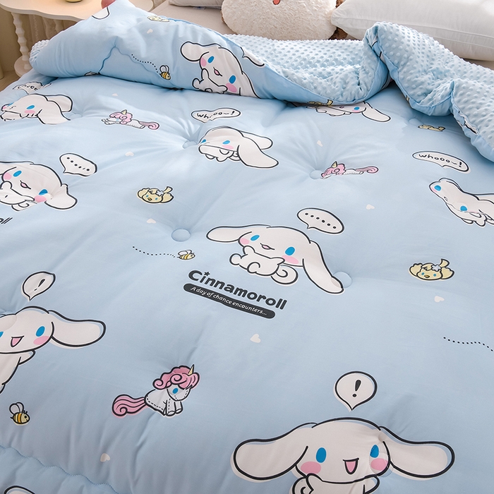 91家纺网 家纺一手货源 找家纺 艾兜坊 2025新款三丽鸥水洗棉3D豆豆被 被子被芯 木马玉桂狗