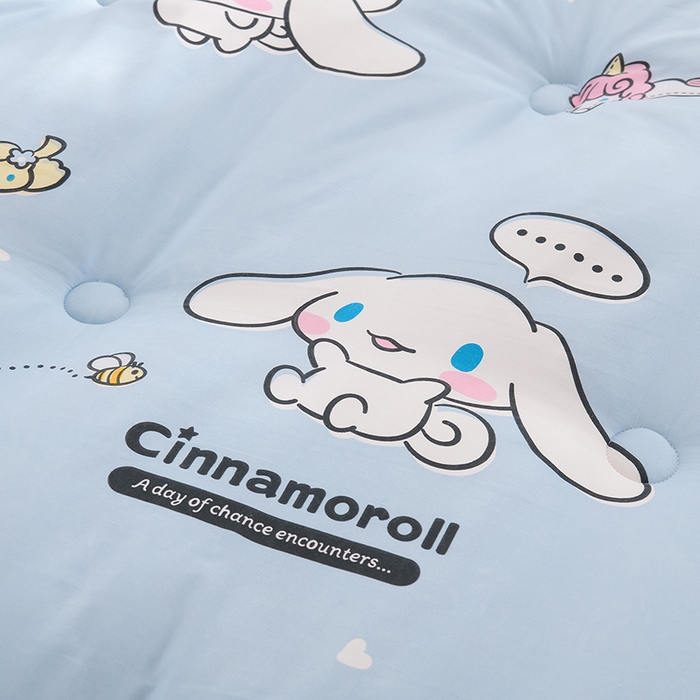 91家纺网 家纺一手货源 找家纺 艾兜坊 2025新款三丽鸥水洗棉3D豆豆被 被子被芯 木马玉桂狗