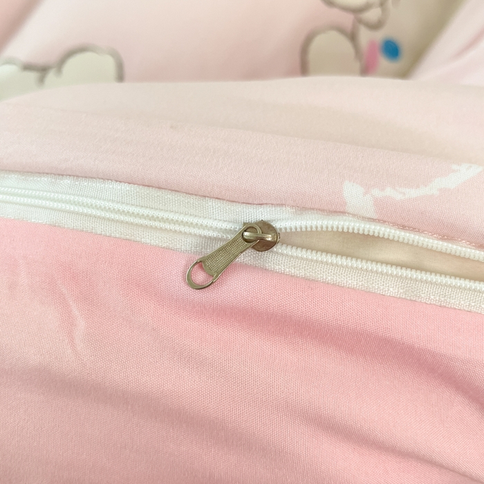 91家纺网 家纺一手货源 找家纺 港岛妹妹 2025新款云朵水洗工艺三丽鸥四件套 三丽鸥-软萌玉桂狗粉