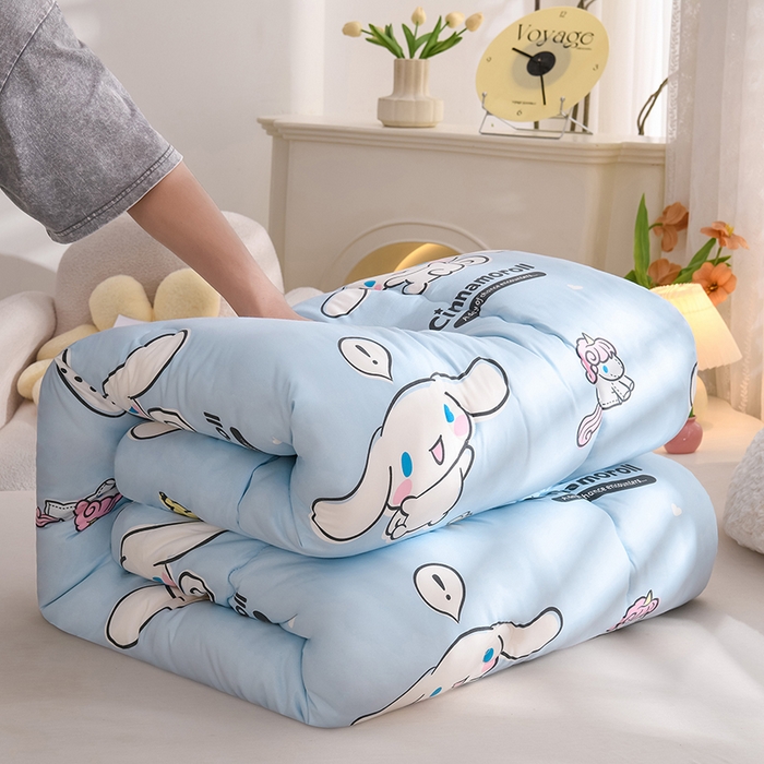 91家纺网 家纺一手货源 找家纺 艾兜坊 2025新款三丽鸥水洗棉3D豆豆被 被子被芯 木马玉桂狗