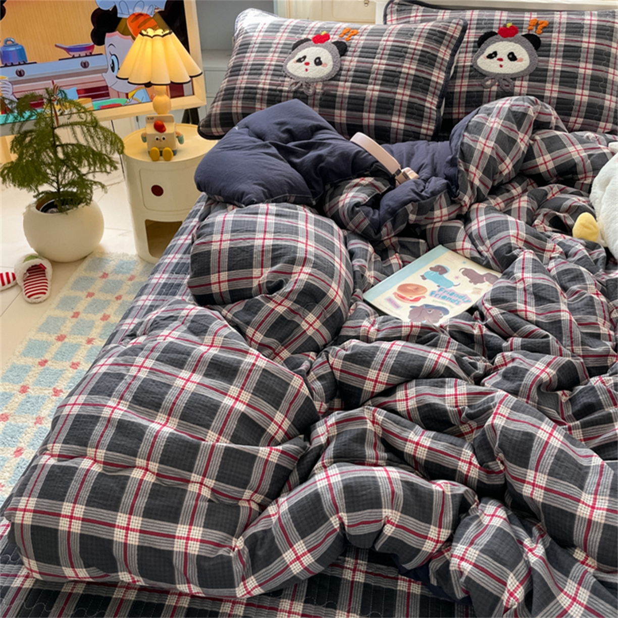 91家纺网 家纺一手货源 找家纺 老帅 2025新款毛巾绣床盖春秋冬被套件 憨憨熊猫