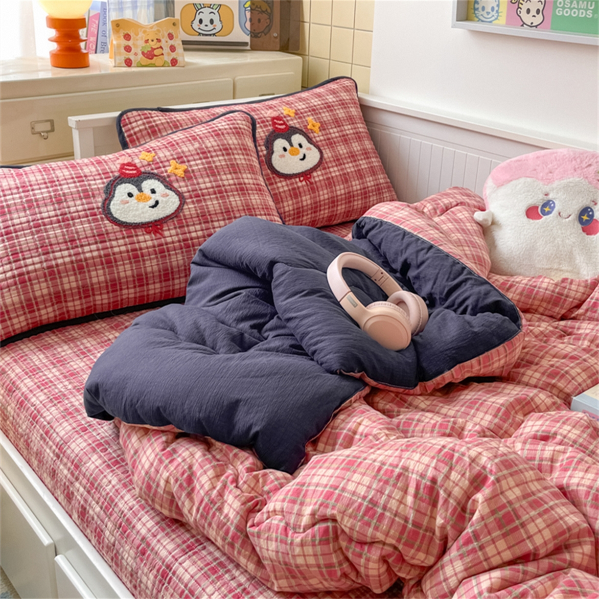 91家纺网 家纺一手货源 找家纺 老帅 2025新款毛巾绣床盖春秋冬被套件 企鹅乖乖