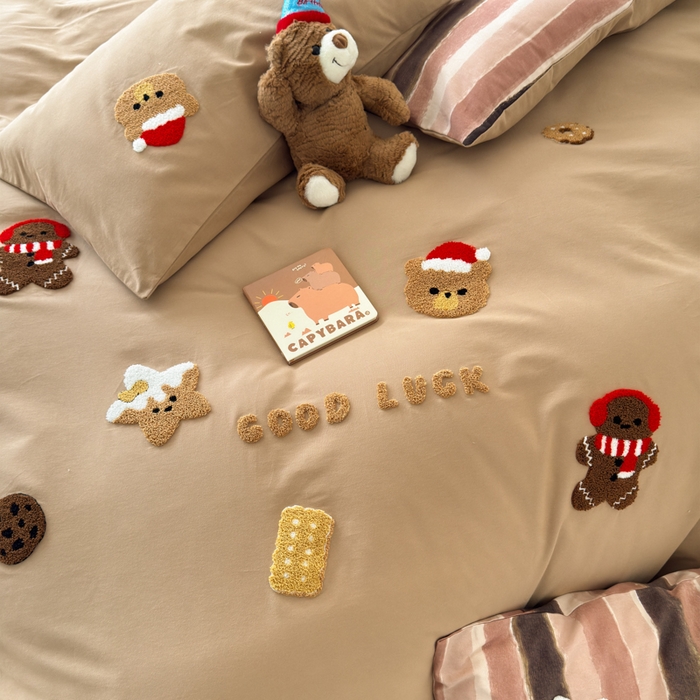 91家纺网 家纺一手货源 找家纺 如意朵 2025新款全棉加厚磨毛毛巾绣四件套（专版花型） 姜饼人