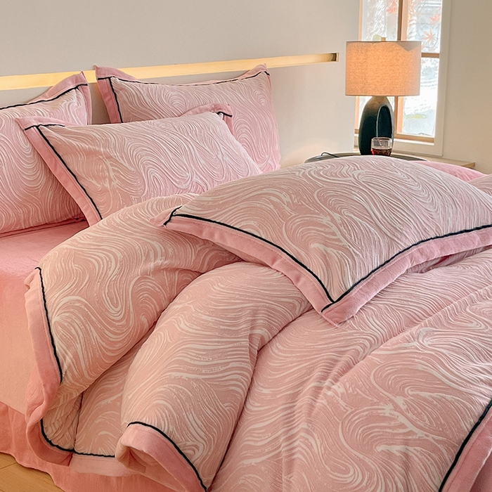 畅畅家纺 2025新款冬季压线款雕花牛奶绒四件套 简约浪漫-粉