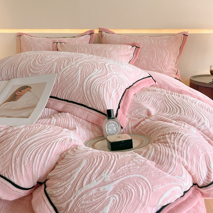 91家纺网 家纺一手货源 找家纺 畅畅家纺 2025新款冬季压线款雕花牛奶绒四件套 简约浪漫-粉