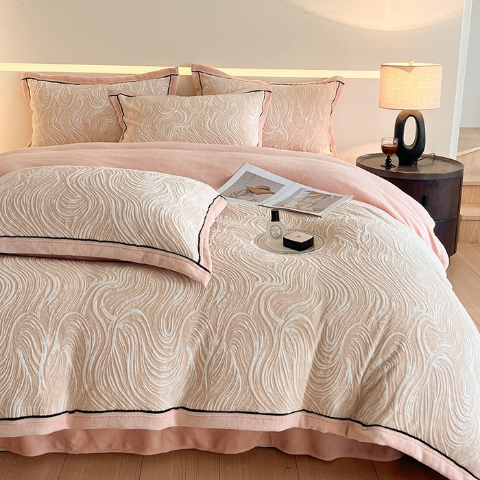 91家纺网 家纺一手货源 找家纺 畅畅家纺 2025新款冬季压线款雕花牛奶绒四件套 简约浪漫-玉粉