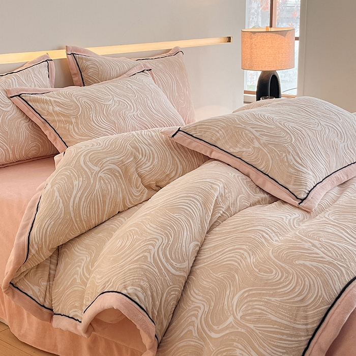 畅畅家纺 2025新款冬季压线款雕花牛奶绒四件套 简约浪漫-玉粉