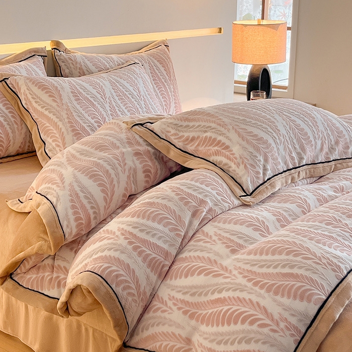 畅畅家纺 2025新款冬季压线款雕花牛奶绒四件套 叶恋-浅粉