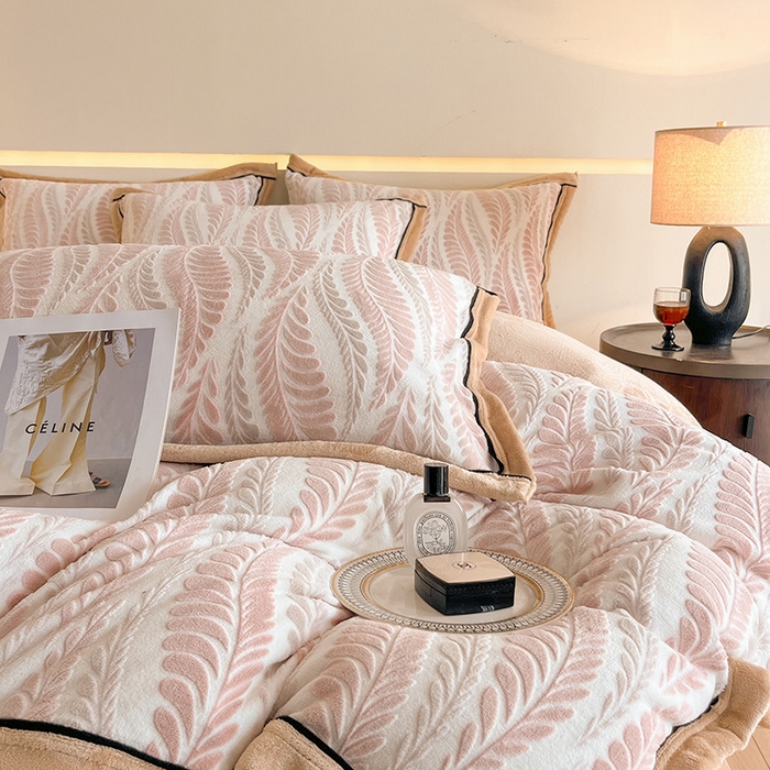 91家纺网 家纺一手货源 找家纺 畅畅家纺 2025新款冬季压线款雕花牛奶绒四件套 叶恋-浅粉