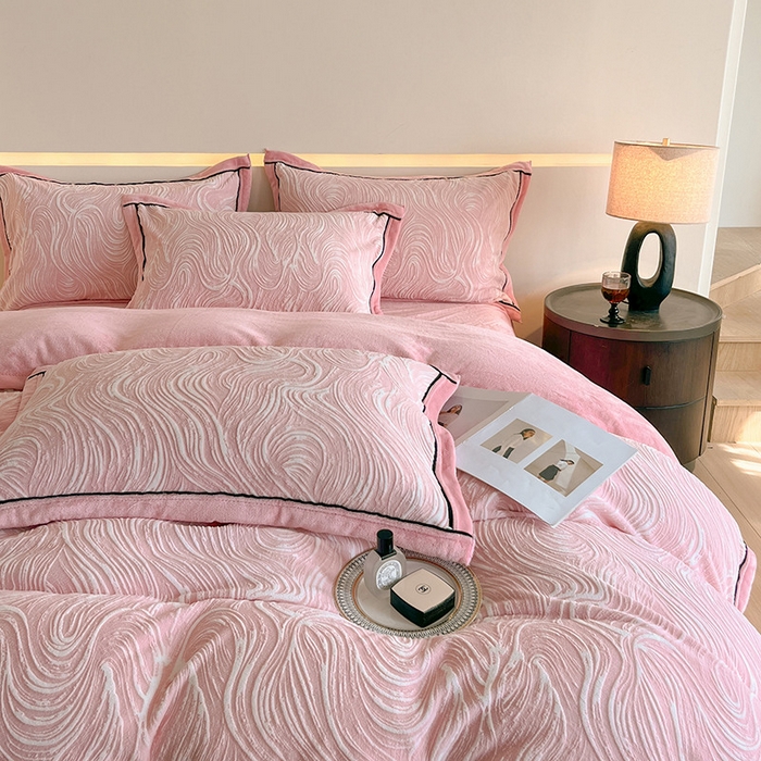 91家纺网 家纺一手货源 找家纺 畅畅家纺 2025新款冬季压线款雕花牛奶绒四件套 简约浪漫-粉