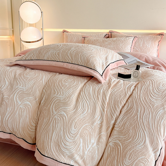 91家纺网 家纺一手货源 找家纺 畅畅家纺 2025新款冬季压线款雕花牛奶绒四件套 简约浪漫-玉粉