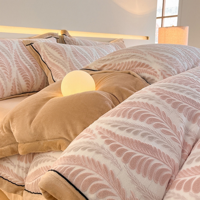 91家纺网 家纺一手货源 找家纺 畅畅家纺 2025新款冬季压线款雕花牛奶绒四件套 叶恋-浅粉