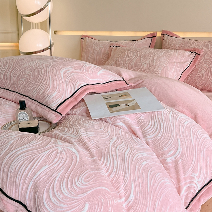 91家纺网 家纺一手货源 找家纺 畅畅家纺 2025新款冬季压线款雕花牛奶绒四件套 简约浪漫-粉