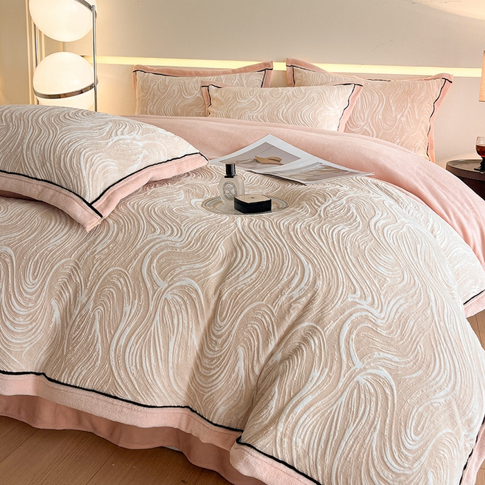 91家纺网 家纺一手货源 找家纺 畅畅家纺 2025新款冬季压线款雕花牛奶绒四件套 简约浪漫-玉粉