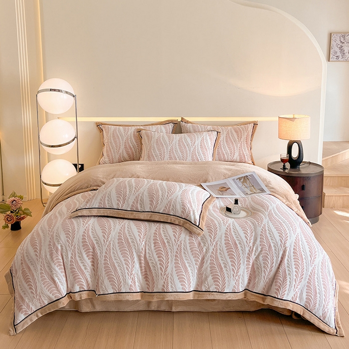 91家纺网 家纺一手货源 找家纺 畅畅家纺 2025新款冬季压线款雕花牛奶绒四件套 叶恋-浅粉