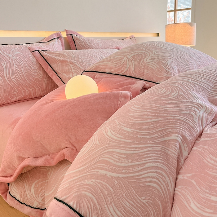 91家纺网 家纺一手货源 找家纺 畅畅家纺 2025新款冬季压线款雕花牛奶绒四件套 简约浪漫-粉