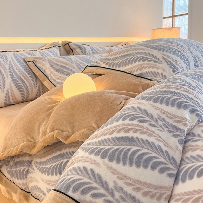 91家纺网 家纺一手货源 找家纺 畅畅家纺 2025新款冬季压线款雕花牛奶绒四件套 叶恋-蓝