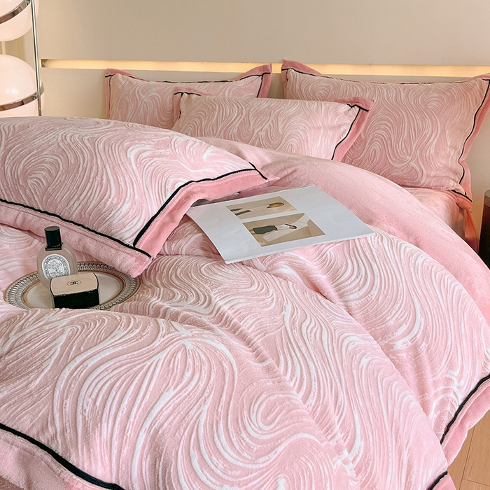 91家纺网 家纺一手货源 找家纺 畅畅家纺 2025新款冬季压线款雕花牛奶绒四件套 简约浪漫-粉