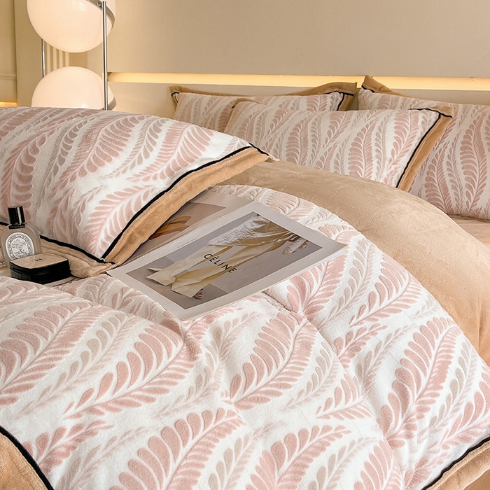 91家纺网 家纺一手货源 找家纺 畅畅家纺 2025新款冬季压线款雕花牛奶绒四件套 叶恋-浅粉