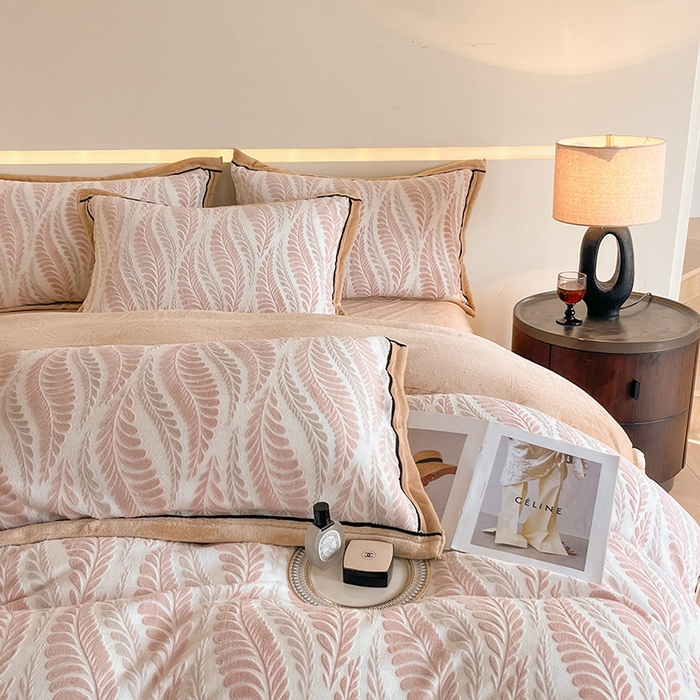 91家纺网 家纺一手货源 找家纺 畅畅家纺 2025新款冬季压线款雕花牛奶绒四件套 叶恋-浅粉