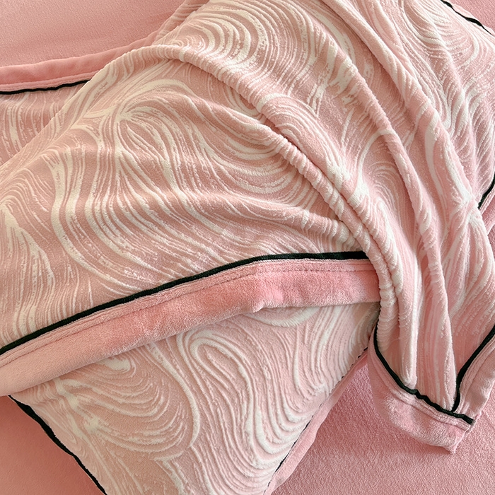 91家纺网 家纺一手货源 找家纺 畅畅家纺 2025新款冬季压线款雕花牛奶绒四件套 简约浪漫-粉