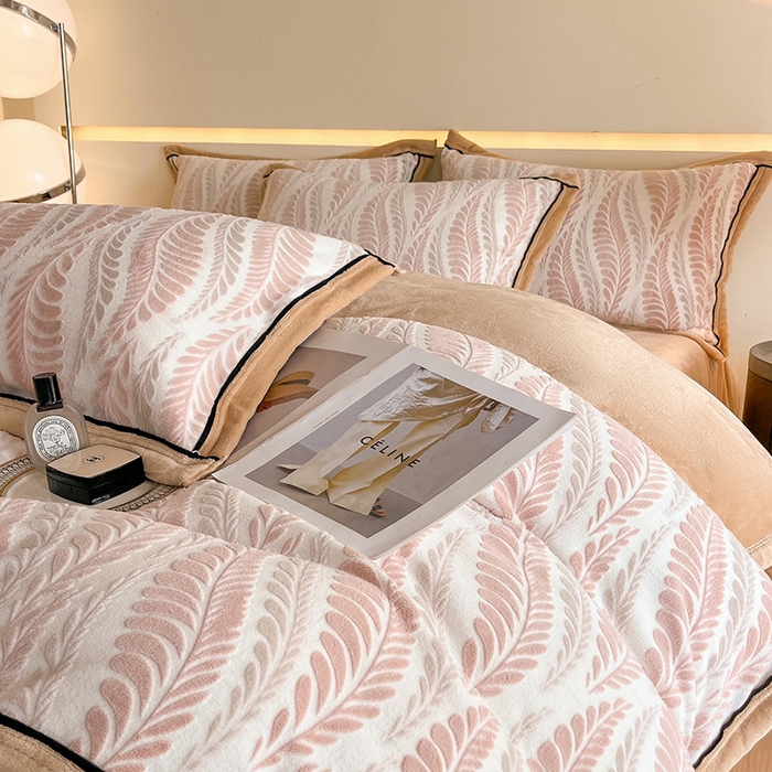 91家纺网 家纺一手货源 找家纺 畅畅家纺 2025新款冬季压线款雕花牛奶绒四件套 叶恋-浅粉