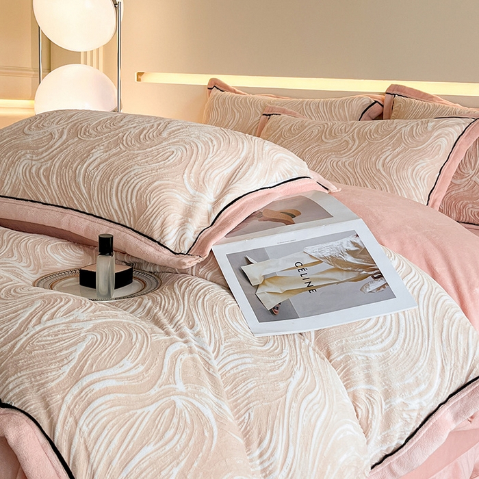 91家纺网 家纺一手货源 找家纺 畅畅家纺 2025新款冬季压线款雕花牛奶绒四件套 简约浪漫-玉粉