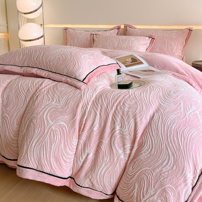 91家纺网 家纺一手货源 找家纺 畅畅家纺 2025新款冬季压线款雕花牛奶绒四件套 简约浪漫-粉