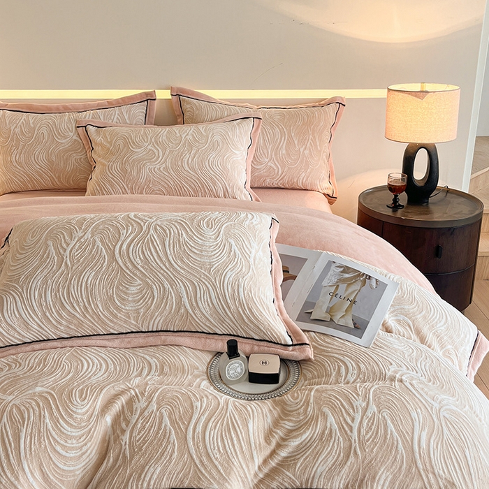 91家纺网 家纺一手货源 找家纺 畅畅家纺 2025新款冬季压线款雕花牛奶绒四件套 简约浪漫-玉粉