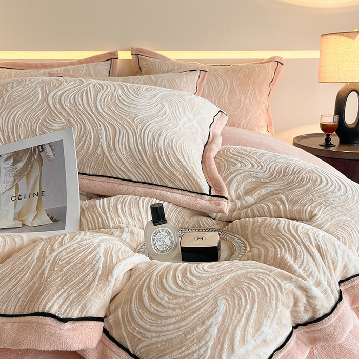 91家纺网 家纺一手货源 找家纺 畅畅家纺 2025新款冬季压线款雕花牛奶绒四件套 简约浪漫-玉粉