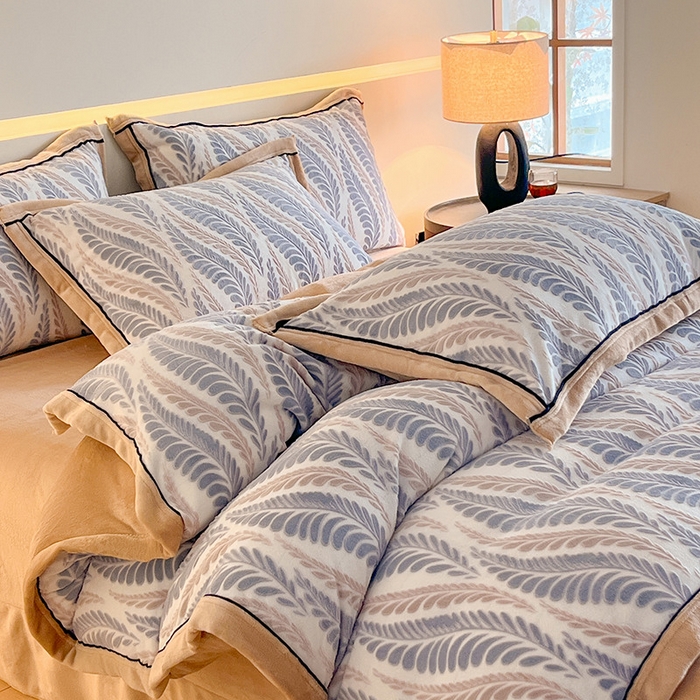 91家纺网 家纺一手货源 找家纺 畅畅家纺 2025新款冬季压线款雕花牛奶绒四件套 叶恋-蓝