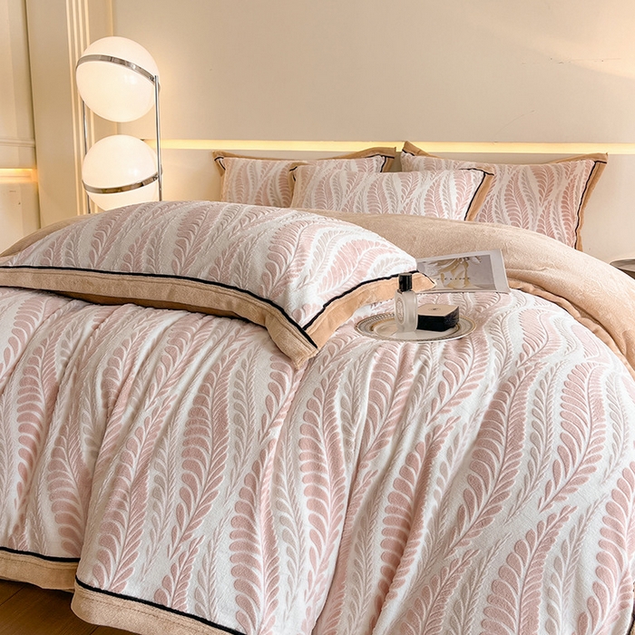 91家纺网 家纺一手货源 找家纺 畅畅家纺 2025新款冬季压线款雕花牛奶绒四件套 叶恋-浅粉