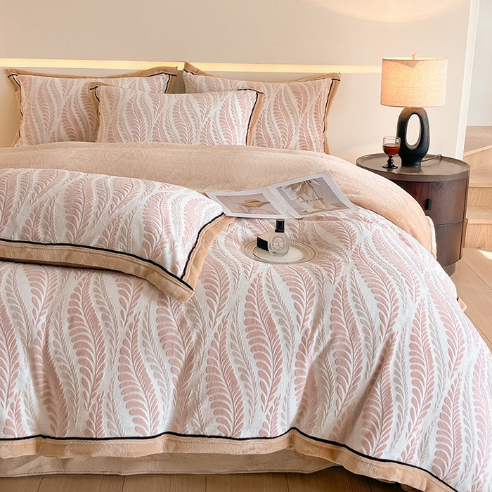 91家纺网 家纺一手货源 找家纺 畅畅家纺 2025新款冬季压线款雕花牛奶绒四件套 叶恋-浅粉