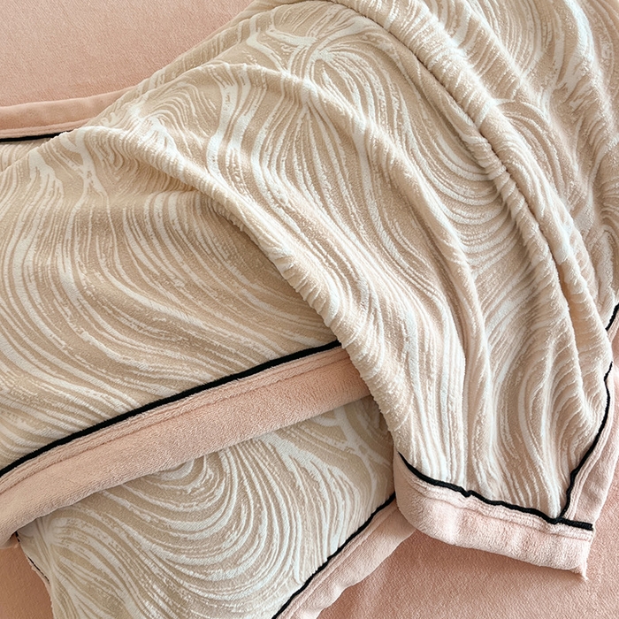 91家纺网 家纺一手货源 找家纺 畅畅家纺 2025新款冬季压线款雕花牛奶绒四件套 简约浪漫-玉粉