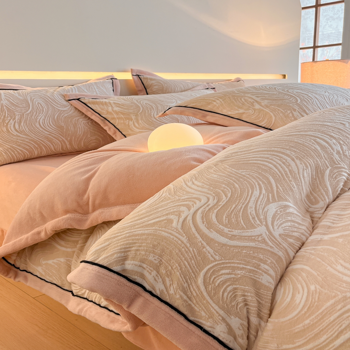 91家纺网 家纺一手货源 找家纺 畅畅家纺 2025新款冬季压线款雕花牛奶绒四件套 简约浪漫-玉粉