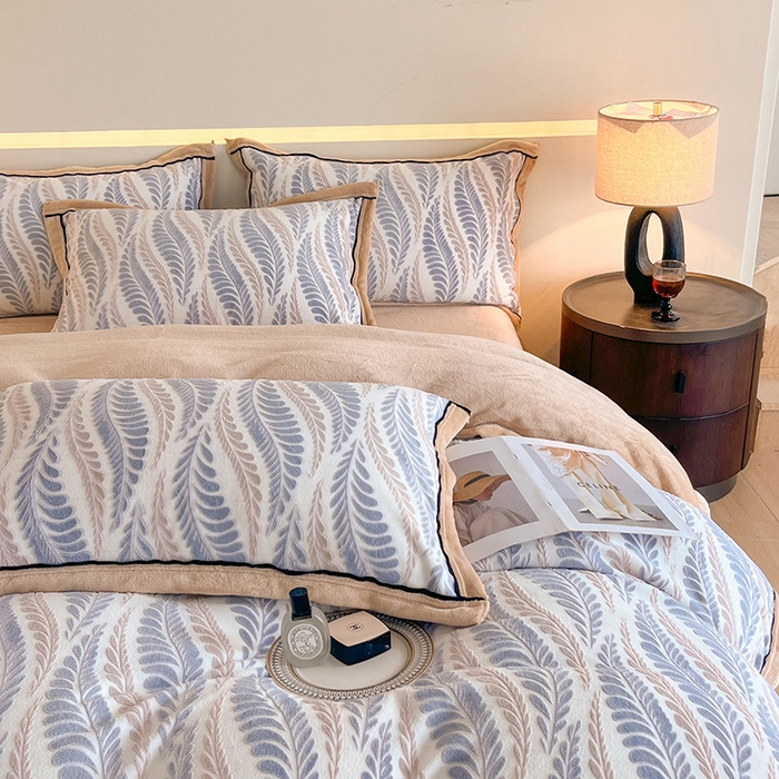 91家纺网 家纺一手货源 找家纺 畅畅家纺 2025新款冬季压线款雕花牛奶绒四件套 叶恋-蓝