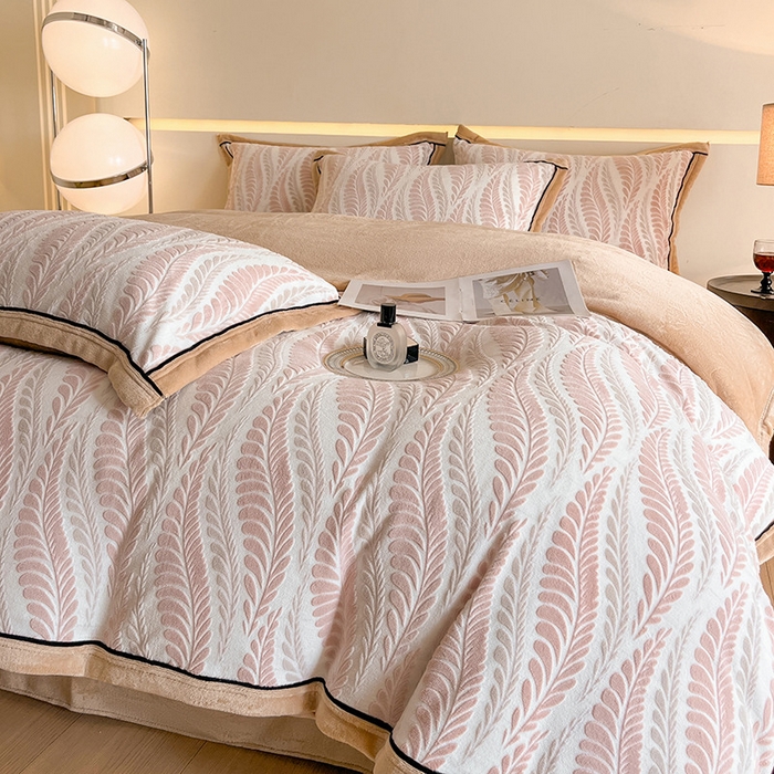 91家纺网 家纺一手货源 找家纺 畅畅家纺 2025新款冬季压线款雕花牛奶绒四件套 叶恋-浅粉