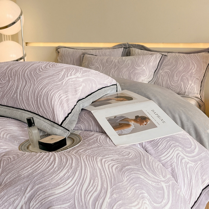 91家纺网 家纺一手货源 找家纺 畅畅家纺 2025新款冬季压线款雕花牛奶绒四件套 简约浪漫-灰