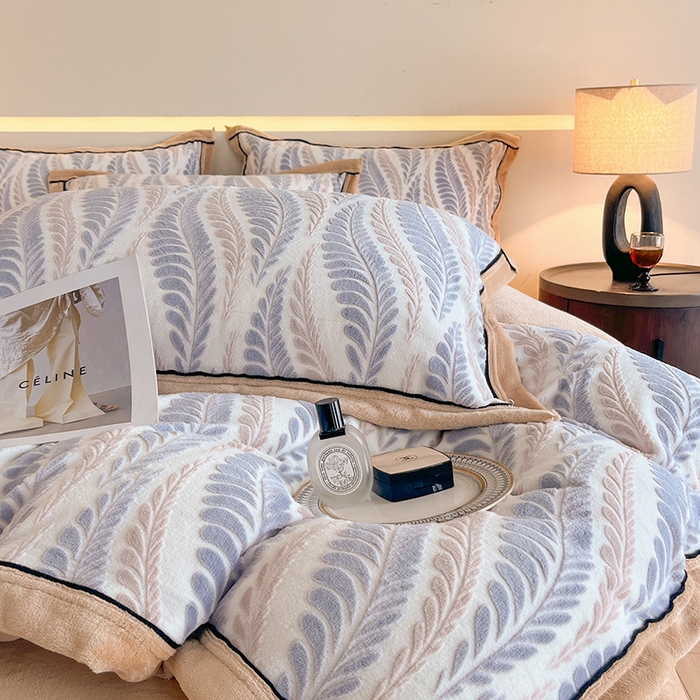 91家纺网 家纺一手货源 找家纺 畅畅家纺 2025新款冬季压线款雕花牛奶绒四件套 叶恋-蓝