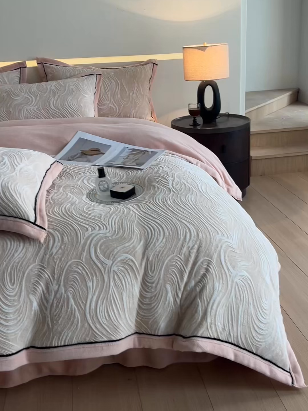 91家纺网 家纺一手货源 找家纺 畅畅家纺 2025新款冬季压线款雕花牛奶绒四件套 简约浪漫-玉粉