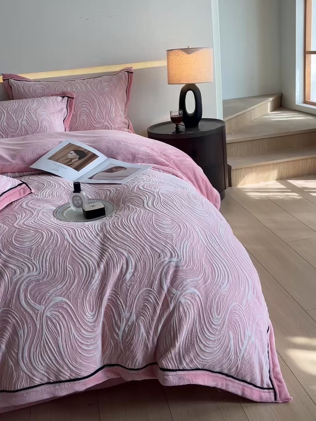 91家纺网 家纺一手货源 找家纺 畅畅家纺 2025新款冬季压线款雕花牛奶绒四件套 简约浪漫-粉